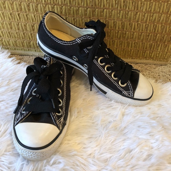 black converse white stitching
